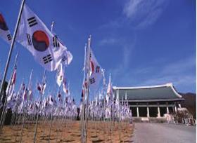 기념일속명소탐방 독립기념관독립기념관은 1982년일본의역사교과서왜곡사건을계기로건립하기시작하여 1987년 8 월 15일에문을열었어요. 이름에걸맞게독립기념관은조국의광복을위하여기꺼이목숨을바쳤던수많은선열의희생을기억하게하는다양한자료를전시하고있지요.