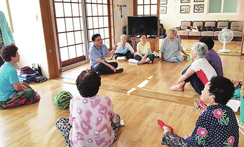 군산사랑상품권 활성화를 위해 옥산면에서는 군산지회(회장 박희순)의 후원으로 연일 계속되 직원과 자생단체 등 민 관이 힘을 합쳐