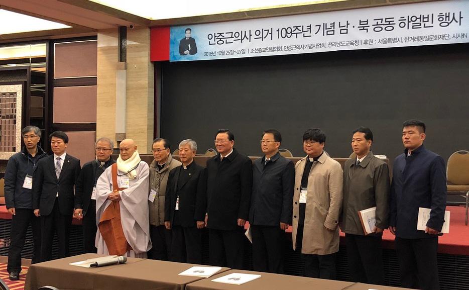 단신 신흥무관학교기념사업회공동대표인서중석전성균관대사학과교수는 10월 18일서울시청서소문청사후생동 4층대강당에서서울시 3 1 운동 100주년기념사업의일환으로 대한민국 100년이야기 -신흥무관학교입교하는날 을강연했다. 서중석교수는신흥무관학교에대한실증적쟁점을다룬유일한전문연구서인 < 신흥무관학교와망명자들 > 의저자다.