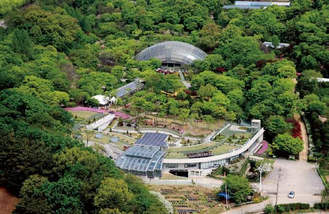 2017 Shingu College Shingu Botanic Garden 시설현황 사시사철형형색색자연을선물합니다 신구대학교식물원은식물에대한자연학습기능과휴양공간을 제공하고있습니다. 에코힐링캠퍼스에서여러분의소중한꿈을더맑고푸르게키워보세요. 신구대학교가여러분과함께큰꿈을펼칠수있도록노력하겠습니다.