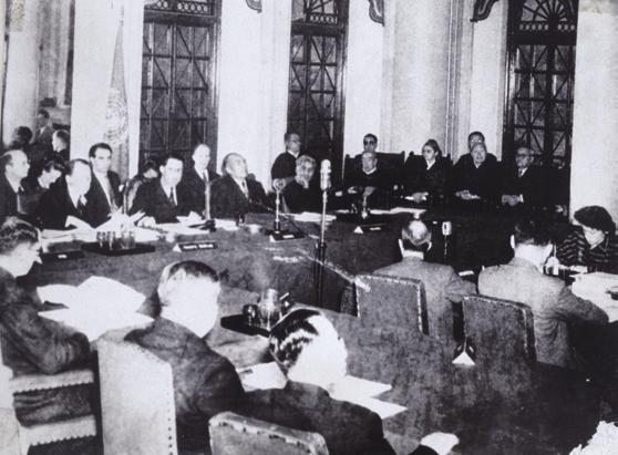유엔한국임시위원단을환영하는포스터 (1948) 유엔한국임시위원단의제 1 차공개회의장면 (1948.1.9.) 임시위원단은 1월 22일부터남한의정치지도자들만을상대로면담을진행할수밖에없었다.