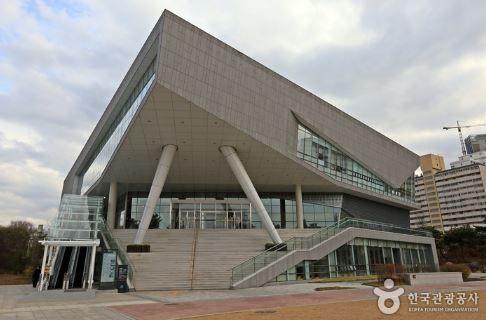 com) 국내한국어 ( 세종학당 ) 및한국문화기관확장 한류확산, 국내기업의해외진출증가, 외국인근로자의고용허가제실시, 결혼이민자의증가등으로한국어학습수요가급증하고있으나, 한국어보급기관이정부부처별로산재해있어통합적한국어보급이이뤄지지않고있음 국내외한국어를체계적으로보급하기위한대표한국어보급기관 세종학당 을안정적으로확대설립함에아울러,