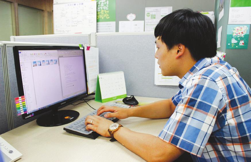 거북목증후군 (forward head posture) 굽은어깨 (round shoulder) 굽은어깨를펴주는스트레칭 정상적인목뼈는 C자형태를이루고있는데, 거북목은 C자형의곡선이무너지면서역C자형태를이루는것을말한다. 이때목뼈에최대 15kg까지하중이전달될수있어경추 ( 목뼈 ) 에지속적인부담이가해진다. 거북목증후군의가장큰원인은바로잘못된자세다.