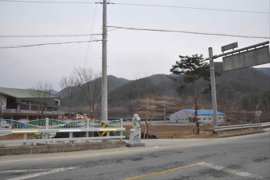 1) 조사지역및주변의유형문화재21) (1) 조사지역반경 500m 이내 금산하금리유물산포지 ( 도면 16-5, 사진 9) 소재지 : 충청남도금산군남이면하금1리 266 일대 이격거리 : 370m 시대 : 조선시대 성격 : 유물산포지 면적 : 10,633m2금산읍에서남이방향으로통하는 635번지방도로 ( 진악로 )