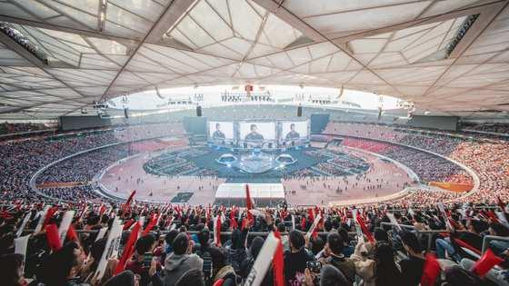 e 스포츠산업주도권확보 : 보는게임 시장의투자매력도상승 지난해온라인게임리그오브레전드의월드챔피언십결승전경기에는 5,6 만명의온라인시청자가함께했다. 222년항저우아시안게임에서는 e스포츠가정식종목으로채택됐다. e스포츠가메이저스포츠이벤트반열에오르며 보는게임 시장에대한투자매력도가상승하고있다.