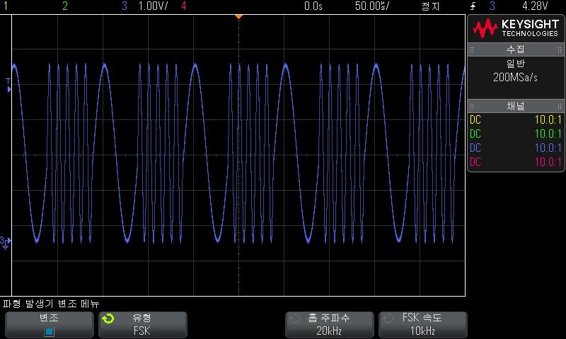 파형발생기 17 출력주파수는원래반송파주파수와이 " 홉주파수 " 간에 " 전환 " 됩니다. 3 FSK 속도소프트키를누른다음엔트리노브를돌려출력주파수가 " 전환 " 되는속도를지정합니다. FSK 속도는디지털사각파형변조신호를지정합니다. 아래화면에는 100kHz 사인파형반송파신호의 FSK 변조가나와있습니다.