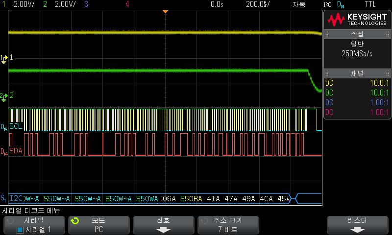 I2C/SPI 트리거링및시리얼디코드 25 참고 이설정으로안정된트리거가얻어지지않는경우, I2C 신호가너무느려오실로스코프가자동트리거를실행하고있는것일수있습니다. [Mode/Coupling]( 모드 / 커플링 ) 키를누른다음모드소프트키를눌러트리거모드를자동에서일반으로설정하십시오. 수평줌창을사용하면수집된데이터를손쉽게탐색할수있습니다.