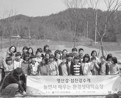 푸름이이동환경교실리플렛을통한환경교육사업소개및홍보, 재활용연필꽂이만들기, 멸종위기종인까막딱다구리모형만들기, 환경보호실천서약의메시지로환경나무만들기등다양한프로그램을통해생태계보호필요성과올바른폐기물배출및경제적가치에대한인식제고에기여하였다.