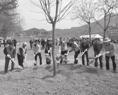 KEPA NETWORK 협회동정 news 09 울산 경남환경보전협회 낙동강유역주민과함께하는나무심기행사실시 낙동강유역환경청 ( 청장송형근 ) 이주최하고울산경남환경보전협회 ( 회장조현욱 ) 가주관한 낙동강유역주민과함께하는나무심기행사 가제25회세계물의날및제72회식목일을맞아지난 3월 28일경남의령군일대에서실시하였다.