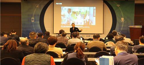 장소강남메리츠타워아모리스홀참석자한국ITU 연구위원회위원및일반인등 63명주요내용 ITU 국제회의대응전략 ITU 국제회의의장단역할수행 ITU 국제표준화회의와기고서준비 ITU 핫이슈의활동현황 (IMT-2020, 사물인터넷, 정보보호 ) 국제표준화와표준특허대응기술 ITU-D 부문의활동전략 한국ITU연구위원회전체워크숍 (GISC2017) 한국ITU 연구위원회는