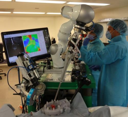 그림 3-4 자율수술로봇 STAR (2) 마이크로혈관치료로봇 지름 1mm 이하크기의마이크로로봇이혈관속을 출처 : Would you let a robot perform your surgery by