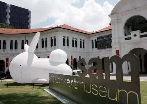 Sightseeing 3 싱가포르예술박물관 Singapore Art Museum 1996 년오픈한박물관으로싱가포르와동남아시아의다양한예술작품들을만나볼수있다. 원래미션스쿨이었던이곳은현재 13 개의갤러리를갖추고있다.