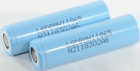 리튬전지상용품 리튬전지형상종류별특징 리튬이온캔형은캐피시터처럼양극 / 분리막 / 음극을작게말아서원통형깡통에넣고전해액을부어만든것. 리튬이온폴리머파우치형은크게말아서이를납짝하게찌그러트려봉지에넣은것.
