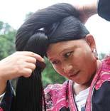 하지만 이런 전통은 1987년 모두 사라진 상태. 현 재 요족 여성들은 언제 어디서고 자유롭게 머리를 빗거나 감을 수 있게 됐다.