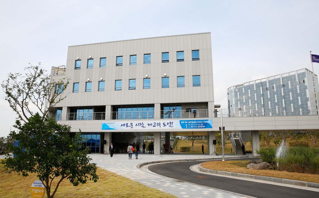 01 제주 글로벌센터개소 우리원은 30 일제주서귀포혁신도시에 글로벌센터를개소했습니다. 글로벌센터는지상 4 층규모 ( 연면적 4,956.74 m2, 제주특별자치도서귀포시서호동 ) 로 40 여명이근무하는업무동과 50 여명의연수생을수용가능한숙소동으로구성되어있으며, 글로벌아카데미와역량개발팀이소재하여개발도상국공무원및정보소외계층의정보화교육 연수기능을중점수행합니다.