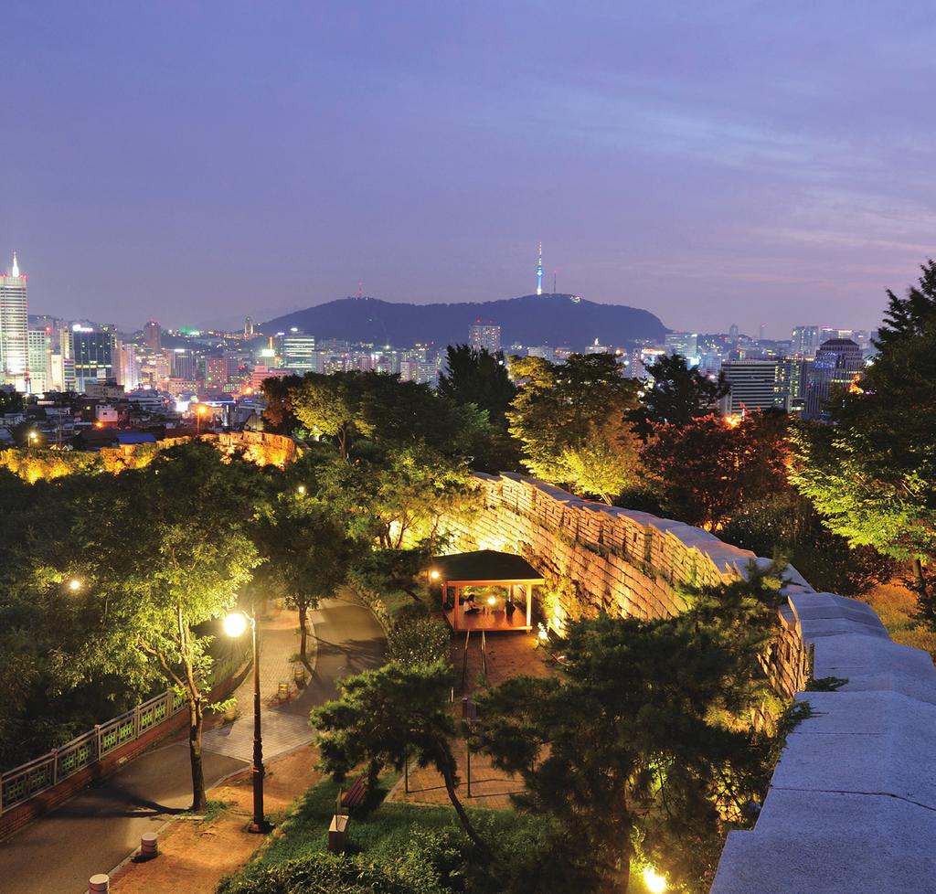 서울의 천주교순례길 한국 천주교의 역사가 고스란히 살아 숨 쉬는 서울의 천주교순례길 은 종교인이든 아니든 상관없이 누구나 서울의 과거를 생생하게 체험하고 역사 속 이야기 들을 발견할 수 있는 길이다.