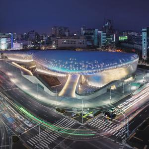 추천관광지 명동거리 [Map C] 한국의표적인쇼핑타운으로백화점 동문디자인플라자 [Map C] 동문의새로운랜드마크. 세계적인 을비롯해유명화장품, 의류, 신발브 건축가자하하디드의설계로, 반짝이 랜드와액세서리숍들이밀집한쇼핑거 는외벽을장식한 만여장의알루미 리이다.