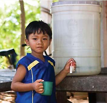 세라믹정수기 (Ceramic Water Filter, Cambodia) 86) 이세라믹정수기는항박테리아효과의은콜로이드와필터역할을하는세라믹재료로구성되어있다. 정수기자체는그리세련되진않지만, 설사등을방지하여학교와직장에서의결석과의료비용을감소시켜준다.