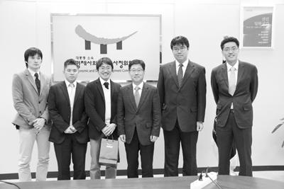 또한 4 월 3 일에는히로사와시게유키일본서비스유통연맹부장을단장으로 하는일본청년노조간부대표단이위원회를내방하여노사정위원회의조직