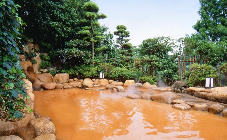 제 3 장웰니스관광및클러스터의이해 인위적조성환경 인위적조성환경은일본에서대표적으로볼수있는야외노천온천이있으며, 좀더개발된형태로뉴질랜드의 Hammer Springs Thermal Pools 가있음. Hammer Springs Thermal Pools 는개인을위한스파에서부터가족단위관광객을위한수영장까지다양한스파시설을보유함.