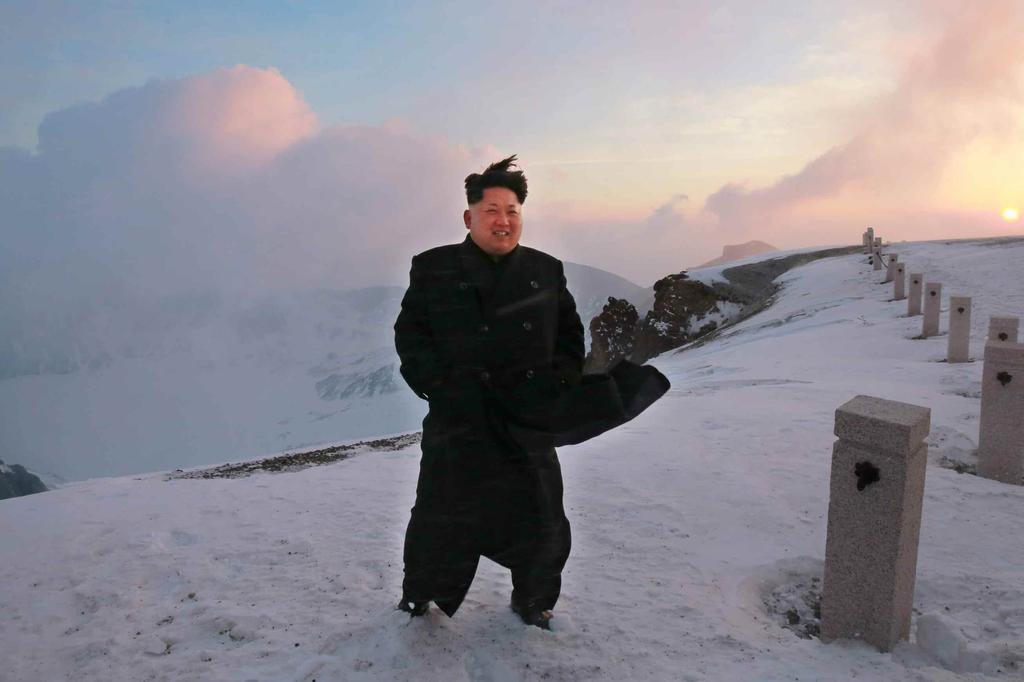 음을씻고백두의 경애하는 넋과정신으로살 최고사령관동지께서는 며투쟁하려는드 백두산해돋이를 팀없는신념과 부감하시였다. 의지가맥동치고있 경애하는 었다. 최고사령관동지께서는 경애하는 바람이초당 25m로강하게불어치는백두산정에거연히서시여백두산칼바람을한몸에맞으시며저멀리동쪽하늘가를바라보시였다.