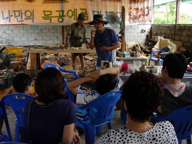 4) 농촌체험관광운영프로그램및운영현황 다 양수 1 리마을사례 농촌체험운영프로그램및운영현황은 - 현대성우리조트와연계하여체험객을모집하 고운영 - 3 월 : 고로쇠수액채취, 새집달아주기 - 4 월 : 내감자밭만들기, 내버섯나무만들기 - 5,6 월 : 산채채취체험 - 7,8 월 : 감자캐기, 곤드레밥짖기 - 9,10,11 : 더덕캐기, 약초캐기, 산열매채취 -