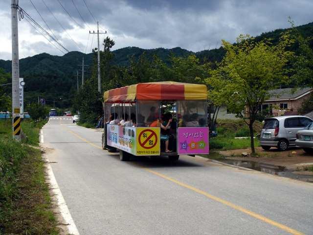 - 주차장 : 숙박동앞( 자가용 20 여대) 를주차장으로사용 농촌체험운영프로그램및자체조직구성과역할 - 고론영농조합법인 : 송어잡이, 물놀이체험사업 을중심으로한농촌체험관광전반에관한사항 을운영 - 부녀회 : 식사담당및농산물가공체험( 인절 미,