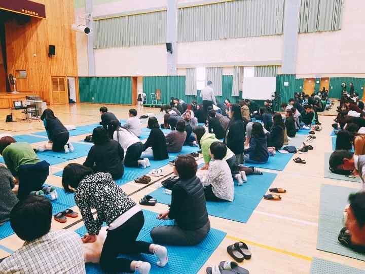 교직원직무교육 < 학교보건법시행규칙 > 제 10 조 ( 응급처치교육등 ) 1 학교의장이법제 9 조의 2 제 2 항에따라교직원을대상으로 심폐소생술등응급처치에관한교육 ( 이하 " 응급처치교육 " 이라 한다 ) 을실시하는경우응급처치교육의계획 내용및시간등은 별표 9 와같다.