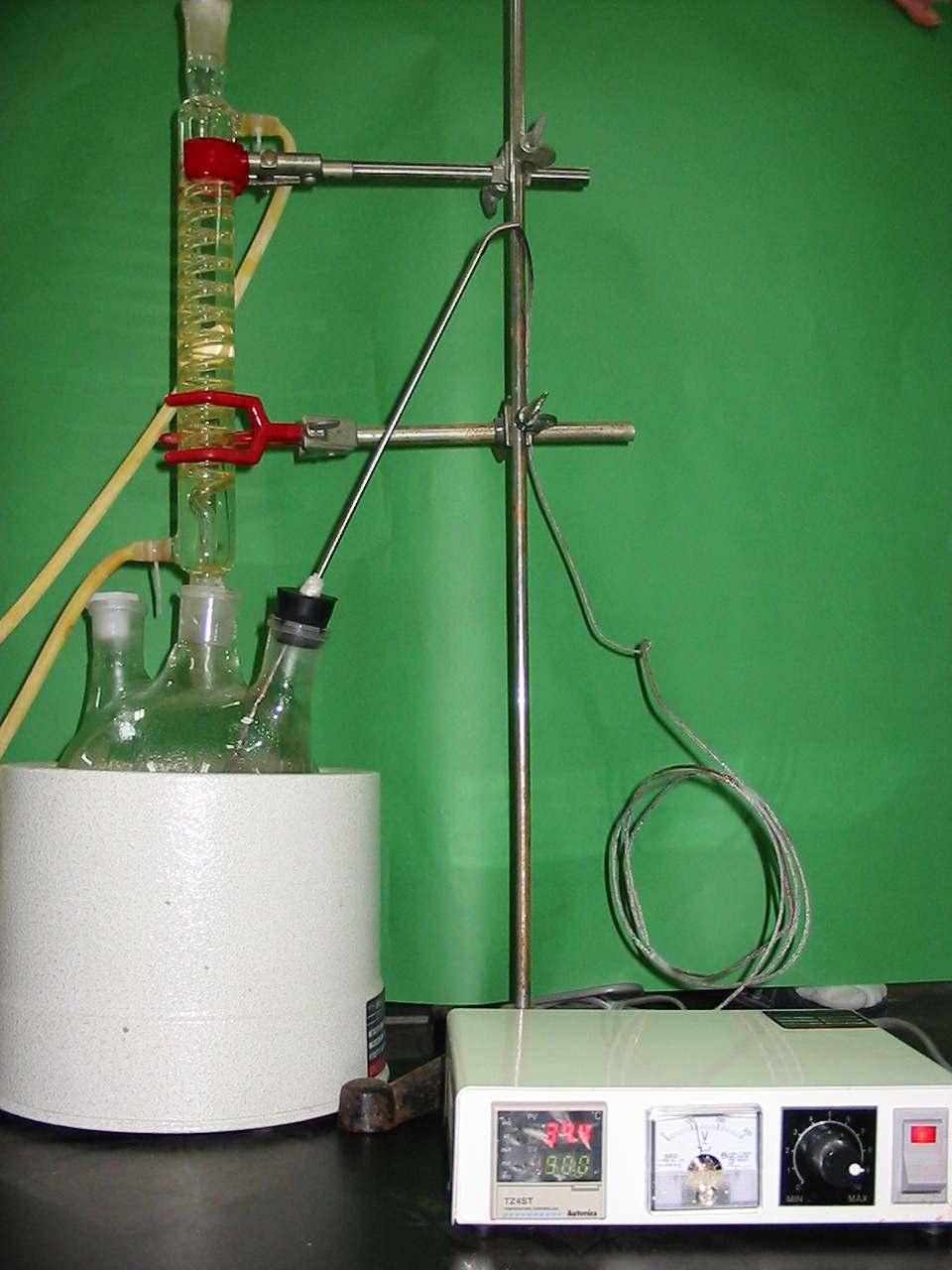 그림 2.2-5. The apparatus of extracts of Dendropanax morbifera by water : ethanol(2:8). ( 다) 용매추출법에의한황칠수액의엑스및용해도차이를이용한추출 황칠나무에서얻은수지액은우유빛깔의액을분비하는데공기중에서산화하여 점차노란색으로변한다. 이렇게얻은황칠수지액의엑스추출은그림 2.