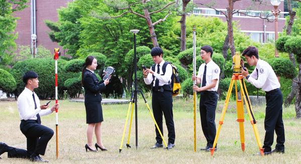 I I Department of Police and Sergeant 경찰행정과 정보통신부사관과 국가와 사회발전에 기여하는 경찰행정 분야의 인재양성 군복무 취업(국가공무원) 동시 해결하자!