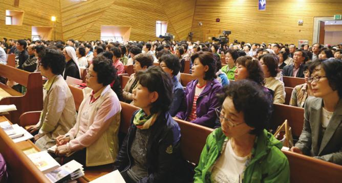 행사이모저모 이순이와복음의기쁨 연수 프란치스코교황의방한을앞두고교구사목국 ( 국장 = 김광태신부 ) 은지난 5월 20일 ( 화 ) 부터 23일 ( 금 ) 까지천호성지에서성직자와수도자, 신자들이함께하는 이순이와복음의기쁨 연수를개최했다. 이번연수에는 450여명이함께했다.