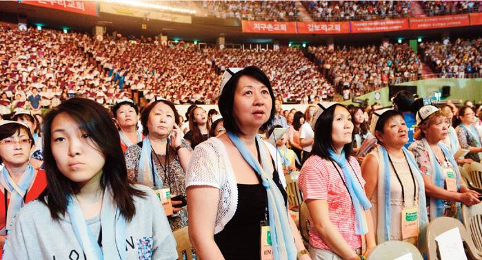 또한디아스포라청소년들을위한유스프로그램도준비돼, 부모님과함께참여한청소년들에게새로운비전을심어줬다. 대회후에는각지역의디아스포라들이팀을이뤄지방의작은교회를섬기는단기선교프로그램이진행됐다. 횃불재단이운영하고있는전국횃불회소속교회를섬긴이프로그램은한국교회성도들과디아스포라의자연스런만남을통해서로를깊이이해하고함께연합하여세계복음화를이루어가는뜻깊은시작이되었다.