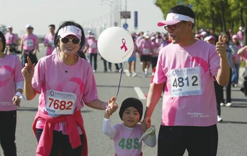 2001년부터 시작 되어 8회째를 맞은 핑크리본 사랑마라톤대회는 유방암 에 대한 예방의식 향상과 조기검진의 중요성을 알리기 4 위한 대국민 건강캠페인 핑크리본 캠페인 의 대표적인 행사다.