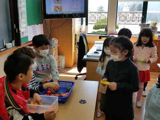 - 학교 / 공공안전 단계 학습내용과정 교수 학습활동 안전생각열기 동기유발 학습문제확인 클립뱅크 안전한학교생활송 시청으로동기유발 - 지난차시연계하여안전한학교생활을위한실천소감이야기하기 -