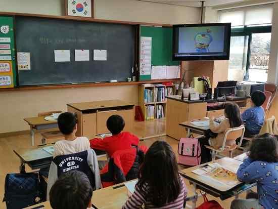 생활안전 학교에서의안전생활 4 월 2 주 단원명나는안전으뜸이 - 안전하고즐거운학교수업모형놀이중심 차시명학용품과도구를어떻게사용해야할까요교과서 12~13 쪽