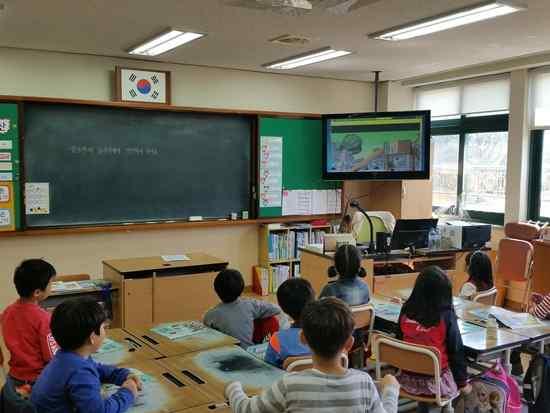 생활안전 학교에서의안전생활 4월 4주 단원명 나는안전으뜸이-안전하고즐거운학교 수업모형 놀이중심 차시명 운동장과놀이터에서안전하게놀아요 (1) 교과서