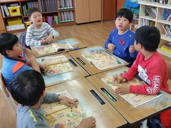 운동장과놀이터에서안전하게놀아봅시다. 안전행동채우기 안전한행동탐색및탐구 안전한행동연습 아이쿠 놀이터에간까닭은? 아이쿠, 외계왕자슛!