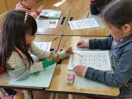 - 모둠별로운동장과놀이터의사고원인에대해토의하며안전행동에대해이야기하기 - 운동장과놀이터안전행동규칙정하기 안전하고즐거운놀이판게임 -