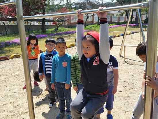 교실을정리하고조용히운동장, 놀이터로나가기 - 놀이기구별안전한이용방법시범보이기 - 1명의학생이대표로시범보이고잘한점과고칠점을이야기하기 - 모둠별로시소, 그네.