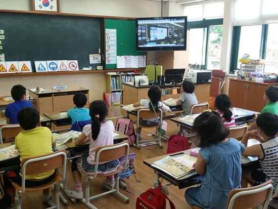 교통안전 보행자안전 5월 4주 단원명 우리모두교통안전 안전한길 수업모형 역할놀이중심 차시명 길위의약속, 꼭지켜요 교과서 34-35쪽 제재