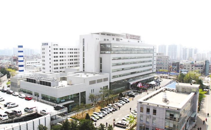 2 Korea University Medical Center News 신관이완공되기까지 고려대병원으로재탄생 2007 년 3 월약 2 년여의대형공사를통해신축된신관은건축면적 4,152 평, 연면적 14,223 평 의지하 4 층지상 8 층규모로최신식시설을갖춘국내어느의료기관보다도뛰어난최첨단 우여곡절많았던숙원사업고려대구로병원신축사업은 15년전인