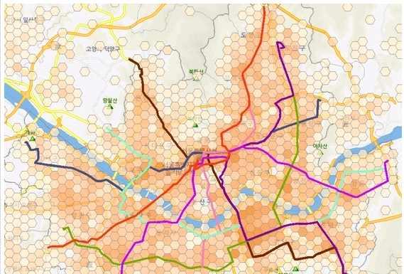 < 그림 3-4> 빅데이터를활용한서울시심야버스노선도 2) 활용서비스구축사업 (1) 국립재난안전연구원국립재난안전연구원은국가빅데이터마스터플랜의일환으로추진하는 비정형빅데이터수집, 분석모델개발 사업을수행중에있다. 해당사업은 8개월 (2013. 04~2013. 12) 간수행되며, 재난분야에서의비정형데이터수집, 분석모델개발그리고검증등의내용으로수행된다.