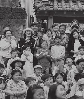 그림은축제사무실격인현재삼덕동지역아동센터마당에서열렸다. 처음부터축제형식은아니었다. 마을인형극으로워밍업을한다. 1회인형극은 98년 12월23일마당극형식으로열렸는데지역의극단인형엄마, 반달인형극회회장박민량등이가세해반응은폭발적이었다. 두번공연을했다.