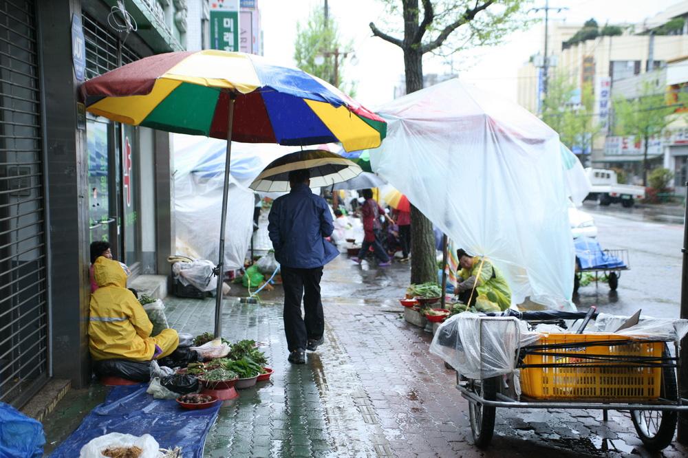 진주시는 서부 경남의 거점도시이자 중심 상업도시로서, 조 선시대에는 보부상 활동도 활발했던 곳이었기에 인근 지역 의 산물들이 진주로 유입되어 유통되었으나, 전국의 전통시 장이 대규모 유통시설의 등장과 이에 따른 경쟁력 상실로 사 양길에 들고 있듯이 진주의 5일장 역시 침체되는 실정임.