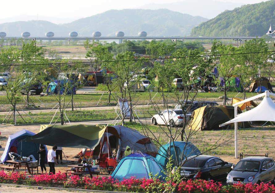 생명의탄생과비상을노래하는이포보 여주군의상징새인백로의날개위에백로알을올려놓은한강이포보는어미새가알을품은모습으로생명의탄생과비상의의미를담고있다. 보아래에는야간시조명으로북두칠성, 달, 백로등의이미지를그려내는원형수중광장이있고수변공원을지나당남리섬이보이는당남지구에이르면가족캠핑이가능한오토캠핑장이마련돼있다.