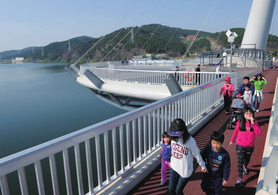 대가야의전설을담은낙동강의허브강정고령보 낙동강의중심, 대구시달성군과경북고령군사이에놓인강정고령보는고대대가야의역사문화를재현해냈다. 보중앙에위치한탄주대 ( 전망대 ) 는가야의수레바퀴토기를형상화했고탄주대를떠받치는 12 줄의지지대는우륵의가야금을상징한다. 해질녘낙조가특히일품인강정고령보에는한국의도자기를닮은세계적인디자인의 4 대강대표문화관이있다.