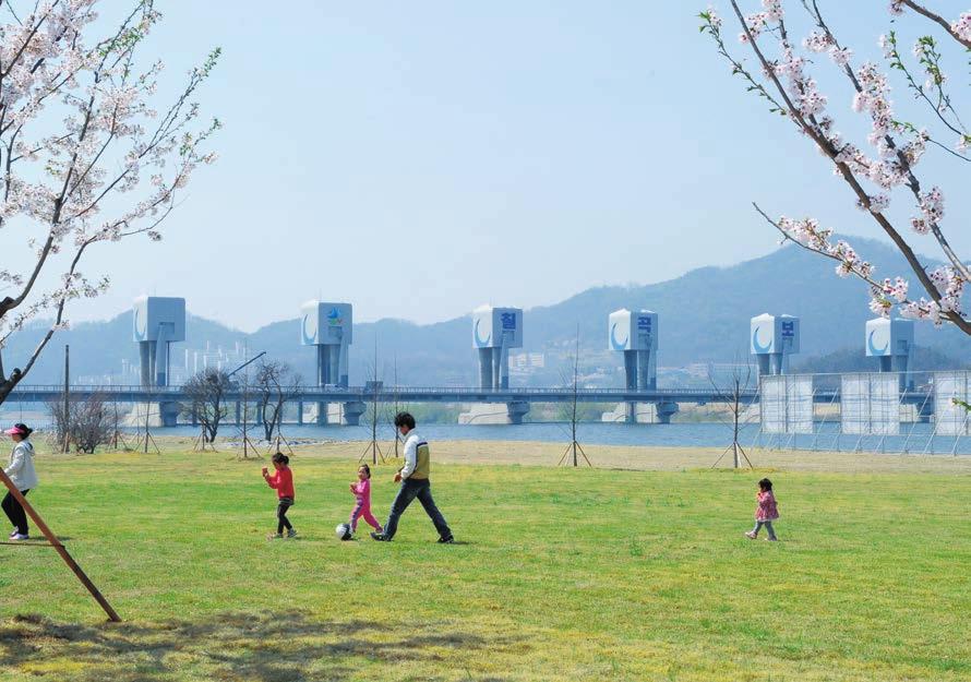 가산바위의전설을테마로한칠곡보 한국전쟁당시치열한전투를치른호국의현장칠곡보는칠곡군의가산바위전설을테마로삼고있다. 신라시대땅의기운을다스리기위해바위굴속에쇠로만든소와말을묻었다는가산바위전설은소뿔모양을새긴보디자인에서도잘나타난다. 체력단련시설을갖춘수변공원과인근의호국공원, 왜관전적기념관등과함께낙동강제 7 경호국경을이룬다.