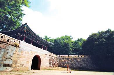 1관문에서 3관문까지 6.5km 구간이황토로보존돼맨발로도걷기좋다. 길옆으로계곡이나란히달리고, 드라마 < 태조왕건 > 세트장이자리하고있다. 위치경북문경시문경읍상초리 288-1 문의문경새재관리사무소 054. 571. 0709 총거리 : 3.