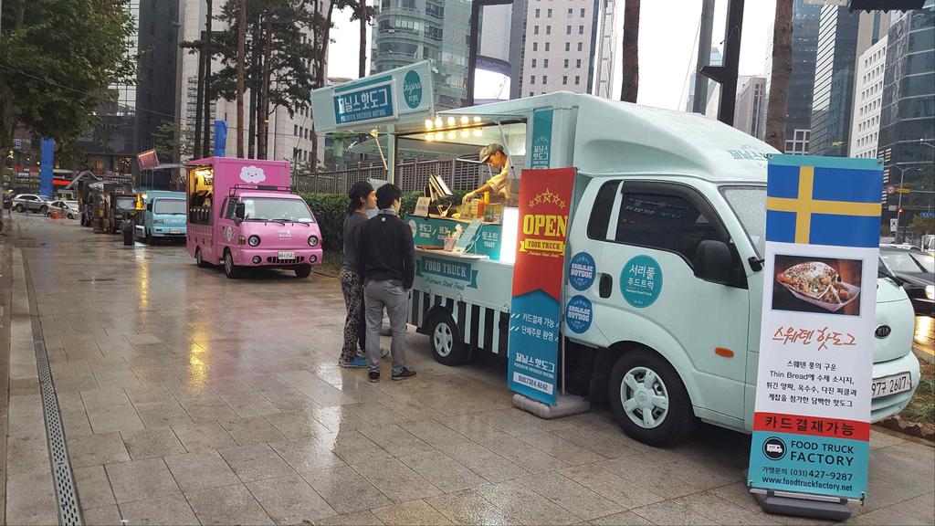 서초구이동영업운영 이동영업시범운영으로확산계기마련 < 강남역 9,10 번출구 > < 강남지오다노옆 >