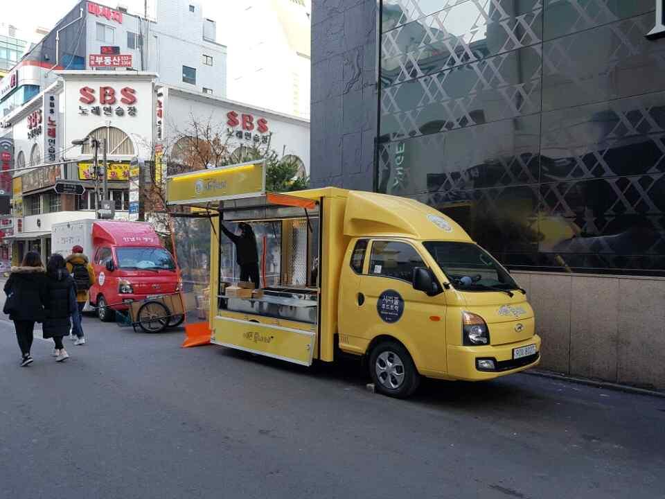 공유재산법시행령개정으로푸드트럭의이동영업이가능한점을고려하여영업장소 곳을푸드트럭들이순환이동하도록방식을처음도입함 월 곳의장소에서